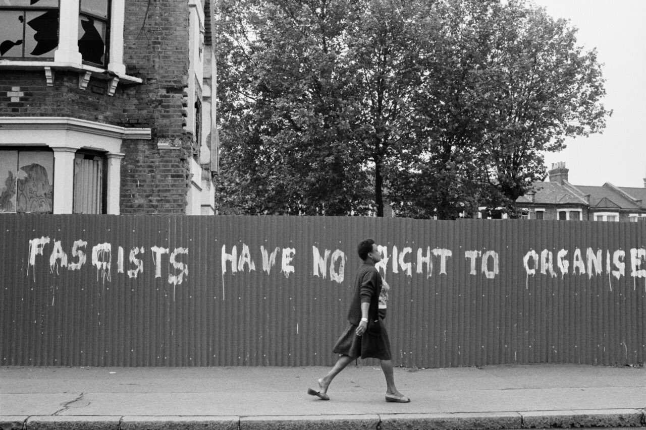 Foto de Chris Steele-Perkins, do muro Londres escrito "Os fascistas não têm o direito de se organizarem", 1977.